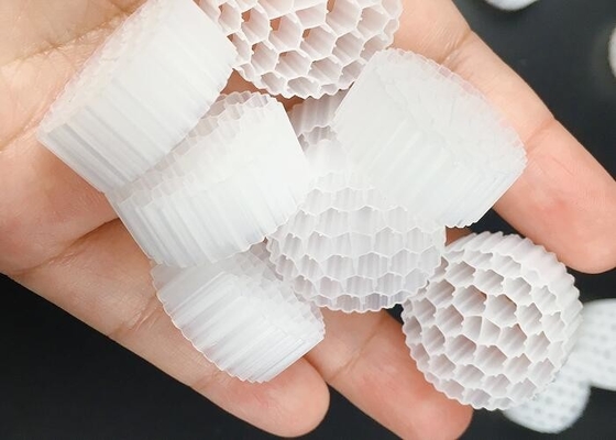 購入 Pe38 25*4mm Hdpe Mbbr バイオ フィルター媒体の安全な移動ベッドの大きい表面積 online manufacture
