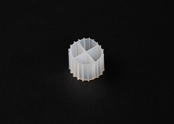 購入 白色 Hdpe MBBR バイオフィルターメディア 900m2/M3 大面積 online manufacture