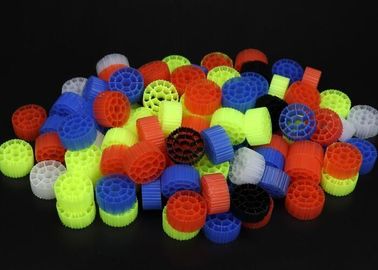 白と黒の色 MBBR フィルタメディア 廃水処理用 純 HDPE 材料