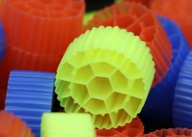 ブラック・ヴァージンHDPE素材 MBBR 水族館用プラスチックフィルターメディア 25mm X 12mm