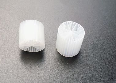 白色 MBBR フィルターメディア 純 HDPE 素材 15*15mm サイズ 魚池用バイオメディア