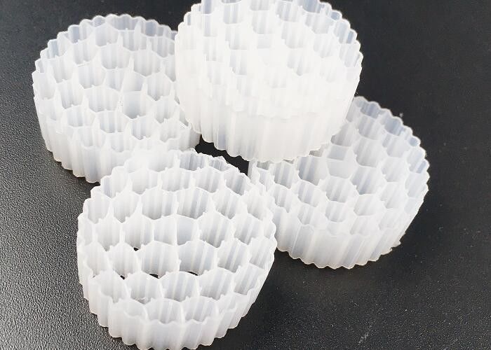 Pe38 25*4mm Hdpe Mbbr バイオ フィルター媒体の安全な移動ベッドの大きい表面積