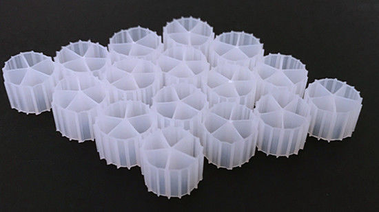 人気 11*7mm 白色と原始 HDPE 素材 MBBR バイオボール 水族館用
