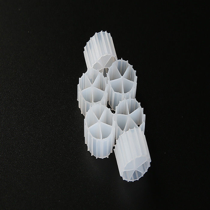 高生物学的活性 白いプラスチックフィルターメディア HDPE 魚池用