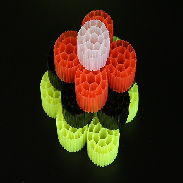 赤/黄色 プラスチック MBBR バイオメディア K1 500 m2/m3 白色の表面面積