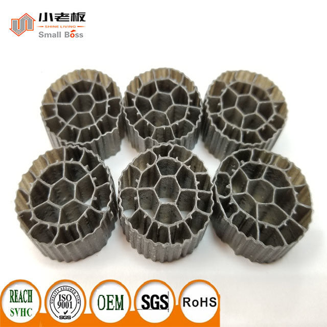 25mm x 12mm 色とりどりのMBBRフィルターメディア HDPE素材 PE06バイオメディア