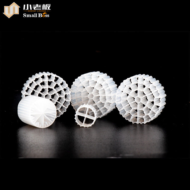 PE38 移動ベッド バイオフィルム 原子炉 白 天然色 処女 HDPE 材料 Mbbr キャリア