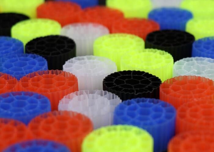 K3 白色 HDPE 素材 MBBR フィルター メディア 水処理 池のためのバイオセル