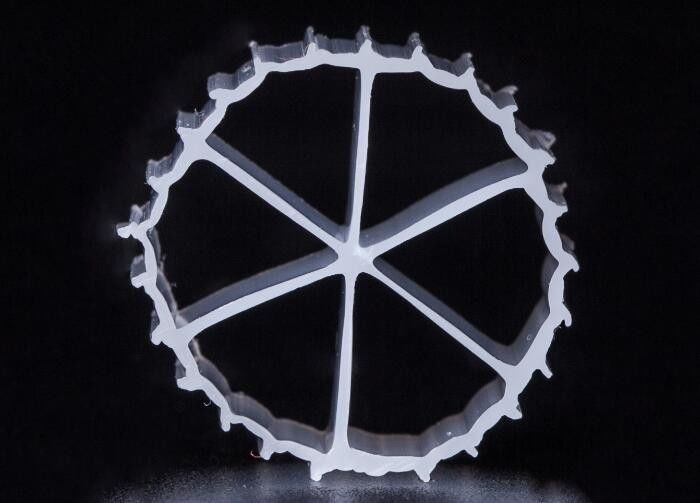 16*10mm サイズ MBBR フィルターメディア 純 HDPE 素材と急速なキャリアバイオフィルム形成