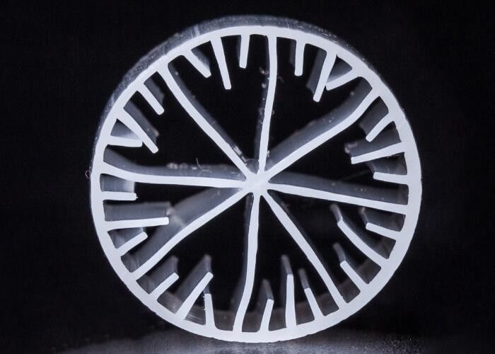 ヴァージンHDPE素材 MBBRバイオパイプ 無酸素タンクのフィルタメディア 15*15mm サイズ