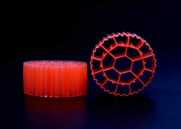 赤色の魚池フィルターメディア 純 HDPE素材 K3 プラスチックフィルターメディア