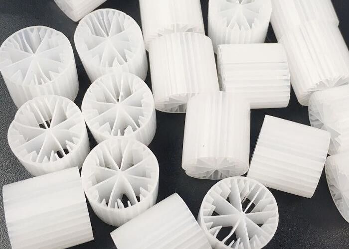 HDPEバイオマスのプラスチックフィルターメディア 15*15mm WWTP SBR技術キャリアのために