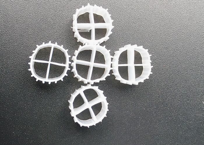 白色 11*7mm K1 バイオフィルター Hdpe Mbbr バイオキャリア 浮遊バイオボール