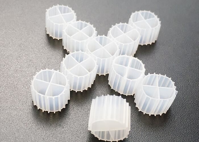 MBBRバイオフィルターメディア バイオチップ 0.96 - 0.98g / Cm3 密度 RAS 水産物 FABバイオメディア