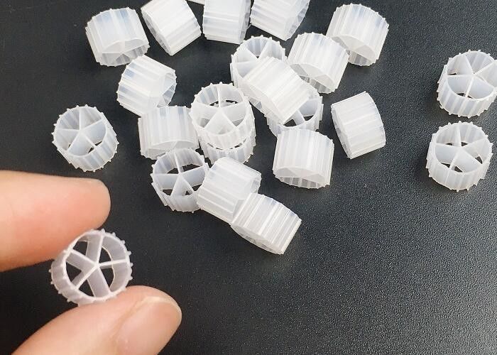 白色5穴純 HDPEフィルターメディア 長寿命 サイズ 10mm X 7mm