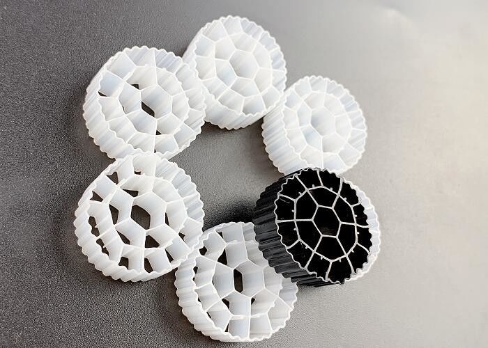 プラスチックMBBR バイオメディア HDPE K3 アクアポニクスフィルターメディア 500 m2/m3 fda 安全な素材 バイオパイプ バイオセルボール