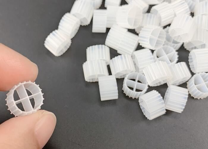 11*7mm 天然色と未熟なHDPE素材 MBBRバイオフィルムキャリアメーカー