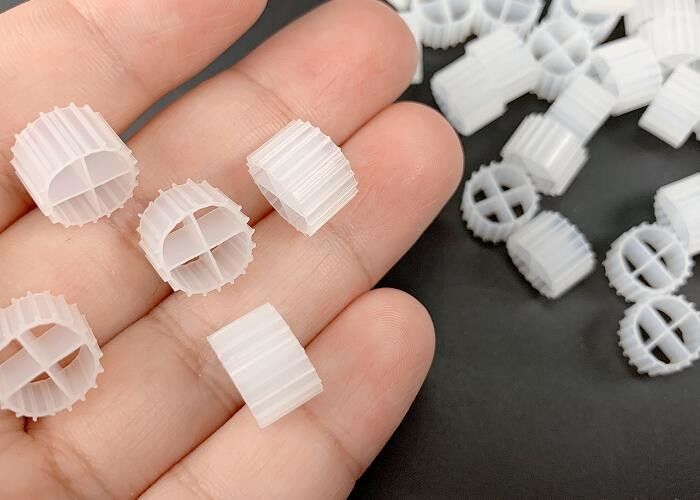 11*7mm MBBR バイオフィルターメディア K1 白色と原始HDPE素材