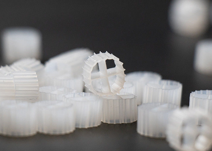 衝撃防止のK1フィルターメディア コイ池バイオフィルター 低エネルギー消費 MBBR 浮遊バイオマスキャリア