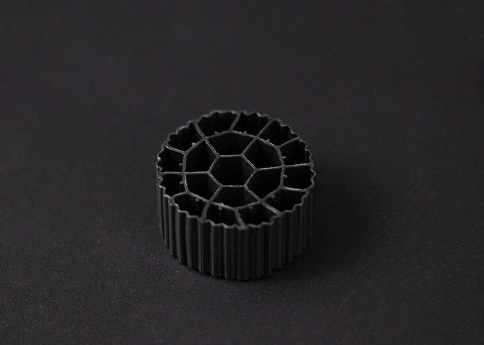 ヴァージンHDPE素材 MBBRフィルターメディア バイオフィルター 25mm X12mm サイズ 600 m2/m3 表面面積