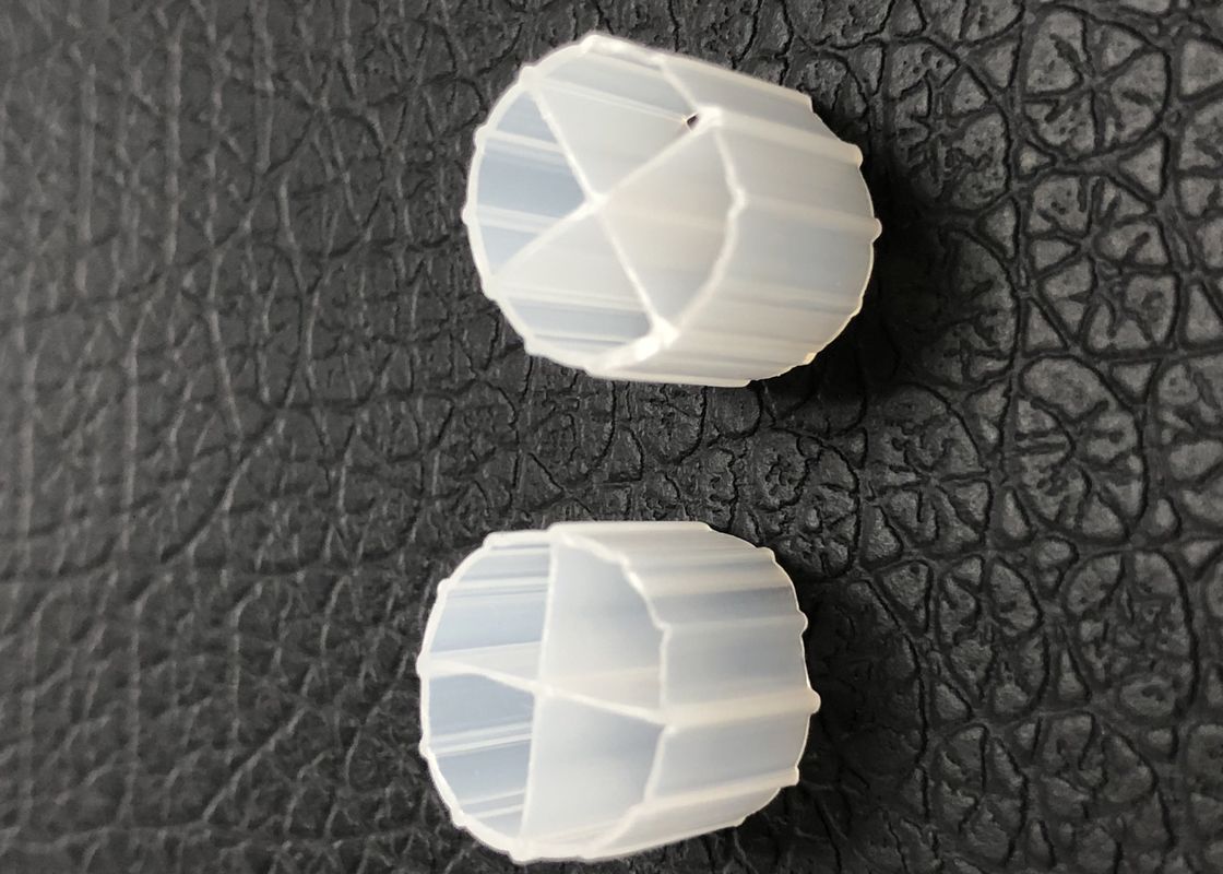 白色 MBBR バイオキャリアメディア アナエロビックタンク 純 HDPE 素材と 12 * 9mm サイズ