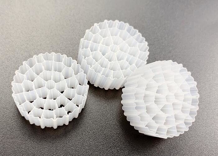 純 HDPE 25*10MM 白色 MBBR プラスチックフィルターメディア 大面積