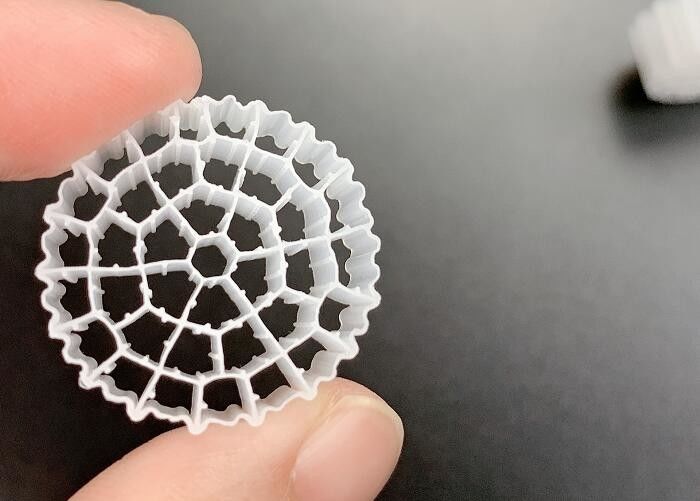 純 HDPE 25*10MM 白色 MBBR プラスチックフィルターメディア 大面積